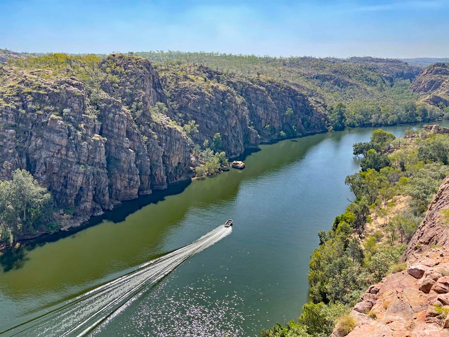 Roadtrip Northern Territory - Rundreise von Darwin zum Uluru schiff-faehrt-im-wasser-der-katherine-gorge-in-northern-territory