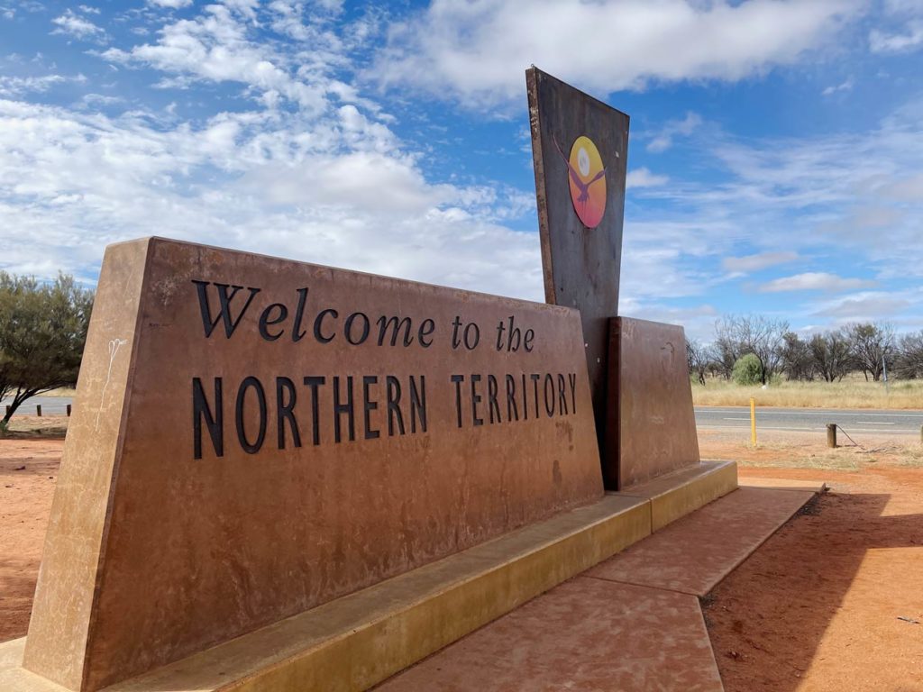 Roadtrip Northern Territory - Rundreise von Darwin zum Uluru willkommensschild-northern-territory