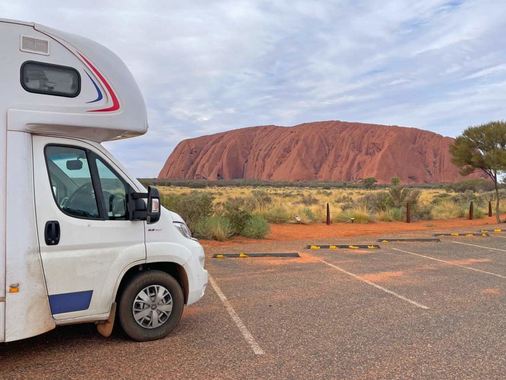 Roadtrip Northern Territory - Rundreise von Darwin zum Uluru wohnmobil-vor-uluru-northern-territory