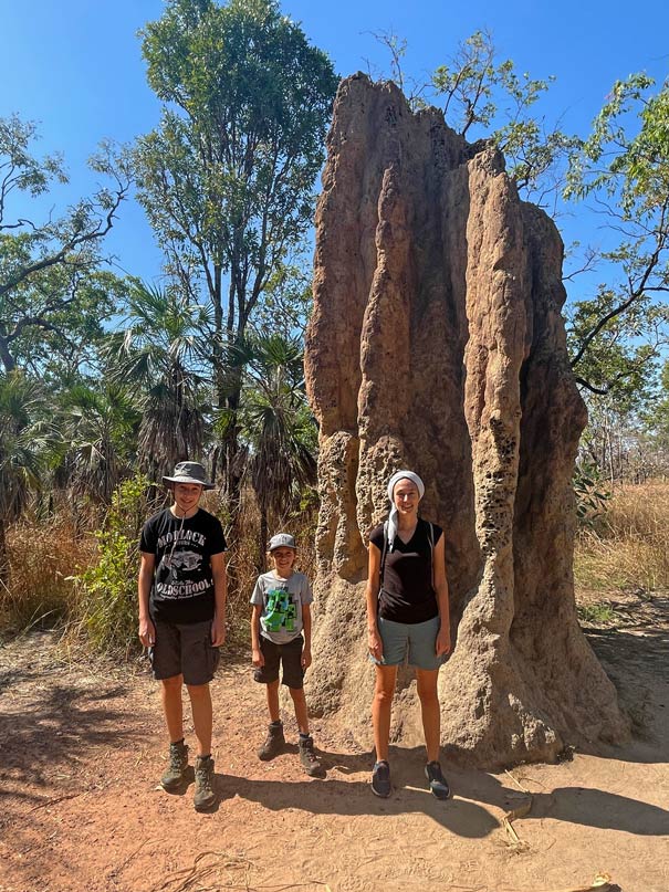Roadtrip Northern Territory - Rundreise von Darwin zum Uluru familie-steht-vor-grossem-termitenhuegel-im-litchfield-nationalpark
