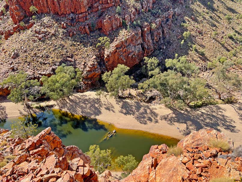 Roadtrip Northern Territory - Rundreise von Darwin zum Uluru ormiston-gorge-rote-felsschlucht-mit-gruenem-fluss