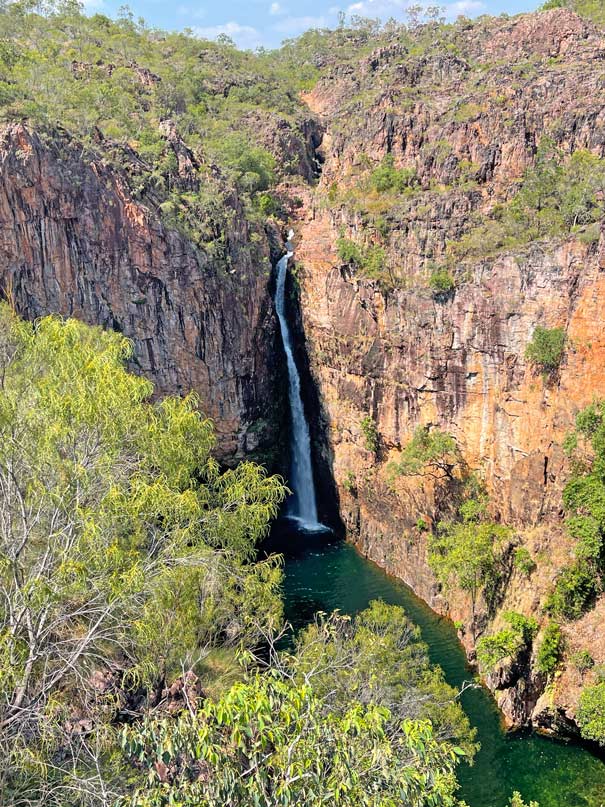Roadtrip Northern Territory - Rundreise von Darwin zum Uluru tolmer-falls-schmaler-hoher-wasserfall-zwischen-schlucht-in-australien