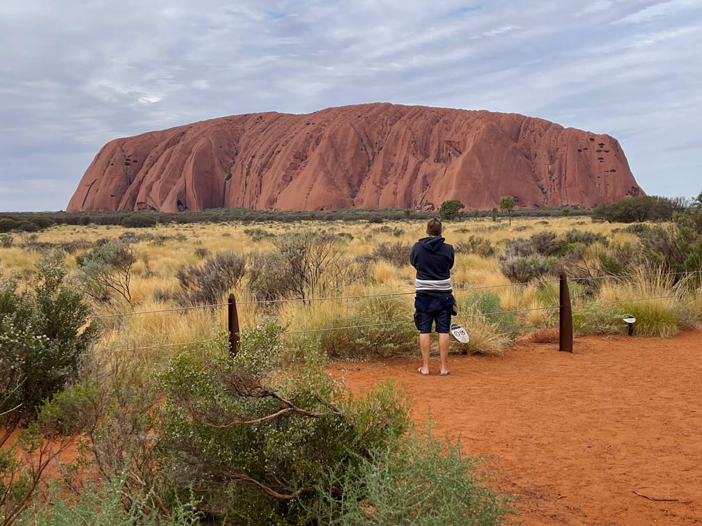 Roadtrip Northern Territory - Rundreise von Darwin zum Uluru mann-steht-vor-uluru-im-outback-australien