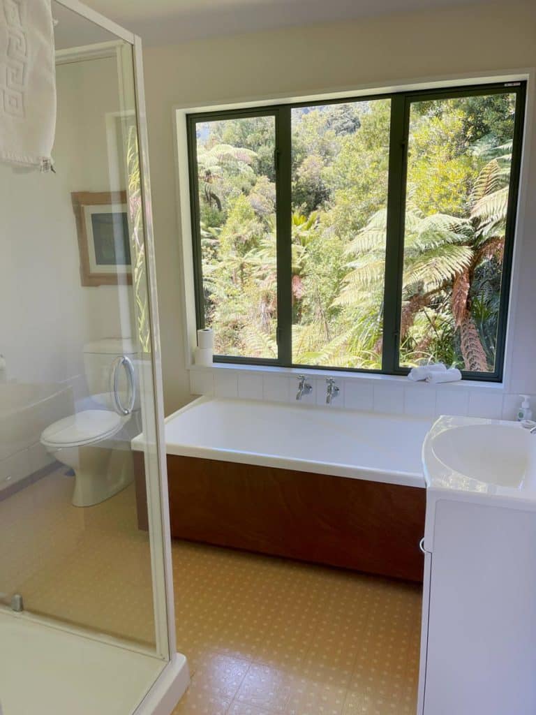 badezimmer-neuseeland-ferienhaus-buchen-badewanne-mit-blick