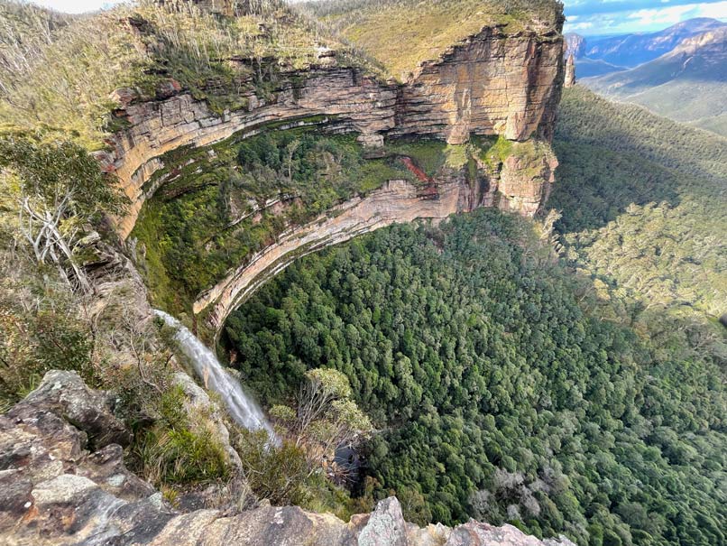 Blue Mountains in Australien - Naturparadies vor den Toren Sydneys hufeisenfoermiger-fels-mit-blick-von-oben-auf-wasserfall-und-eukalyptuswald-in-den-blue-mountains