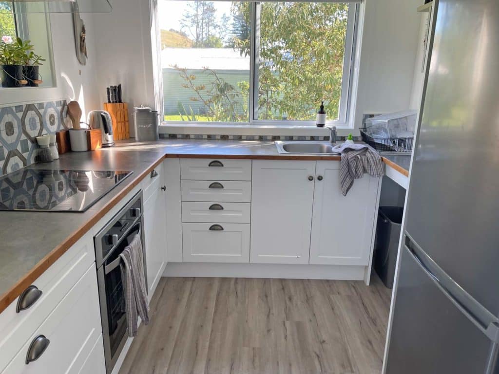 Gemütliche Unterkünfte in Neuseeland finden | 7+ Tipps zur Buchung eurer Ferienwohnungen kueche-ferienhaus-neuseeland-ausstattung-unterkuenfte