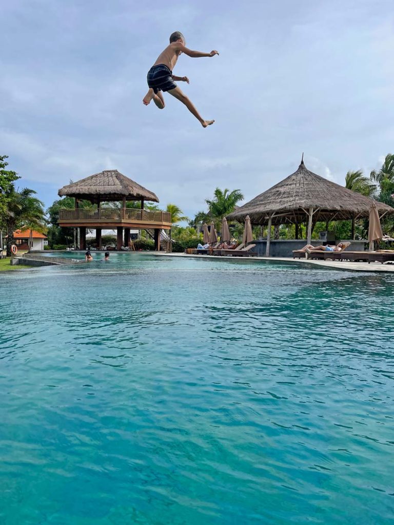 nusa-dua-mit-kindern-hotel-merusaka-pool-mit-sprungturm