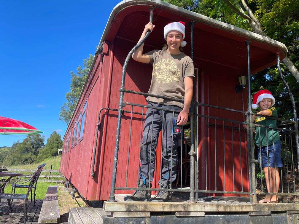 Gemütliche Unterkünfte in Neuseeland finden | 7+ Tipps zur Buchung eurer Ferienwohnungen uebernachten-im-zug-waggon-mit-kindern-waitomo-neuseeland-hotels