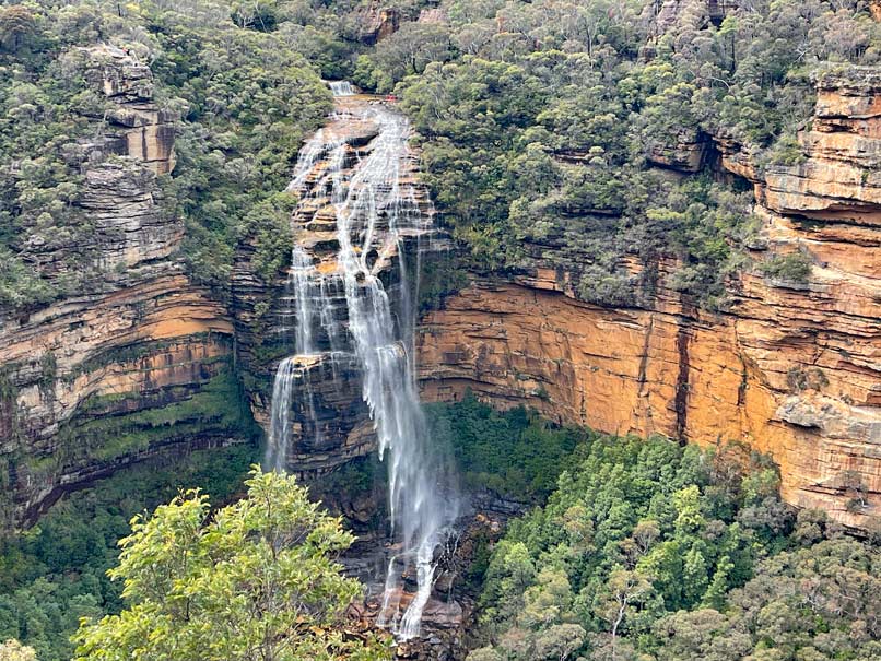 Blue Mountains in Australien - Naturparadies vor den Toren Sydneys malerischer-wasserfall-wentworth-falls-in-den-blue-mountains-an-kalksteinwand