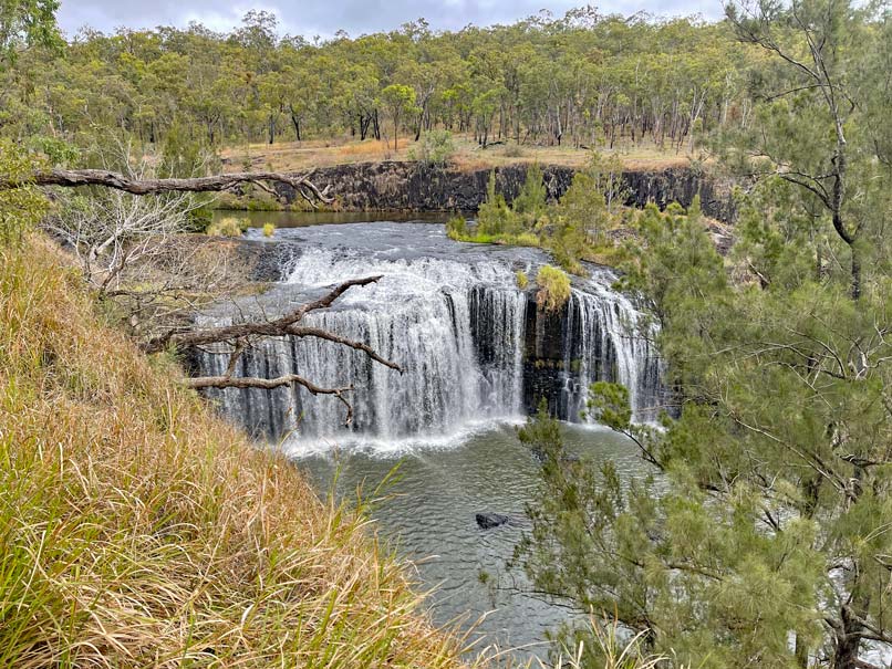 Route für den Roadtrip von Cairns nach Brisbane im Camper -großer-wasserfall