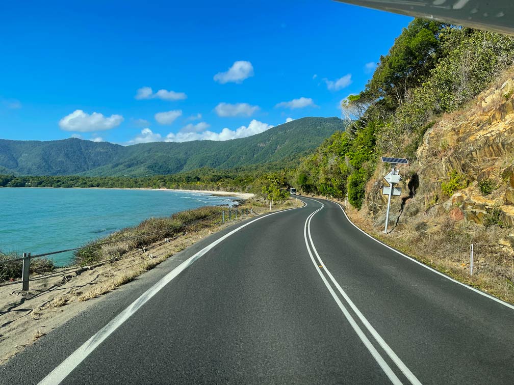 Route für den Roadtrip von Cairns nach Brisbane im Camper urlaub-cairns-captain-cook-highway-straße-mit-ausblick-auf-das-meer
