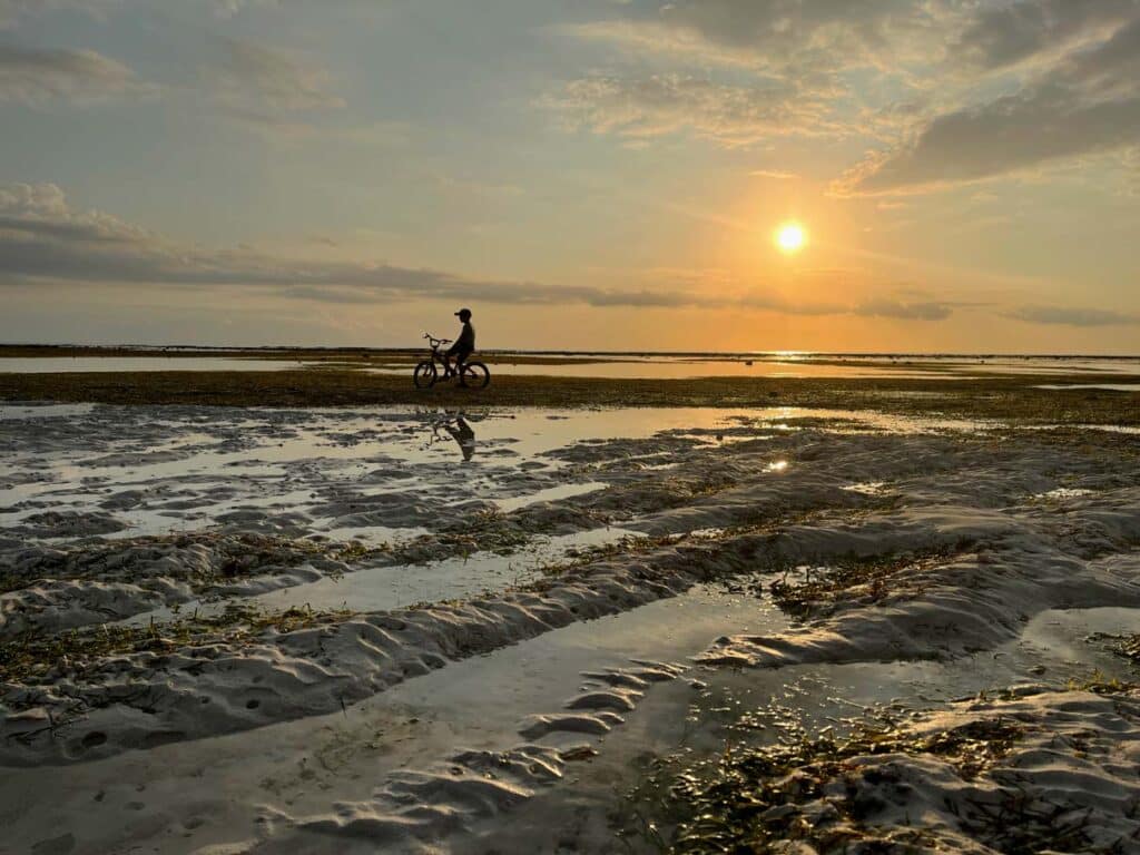 fahrradfahren sonnenuntergang gili inseln mit kindern