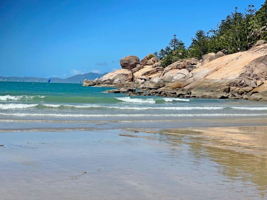 Route für den Roadtrip von Cairns nach Brisbane im Camper magnetic-island-strand-alma-bay-ostkueste-australien-mit-kind