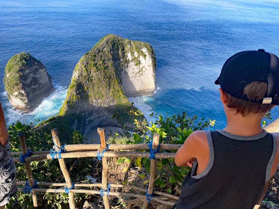 kind steht vor zaun am kelingking beach