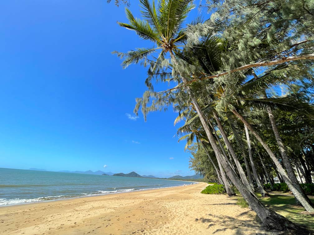 Route für den Roadtrip von Cairns nach Brisbane im Camper palmengesaeumter-strand-an-der-ostkueste-australiens