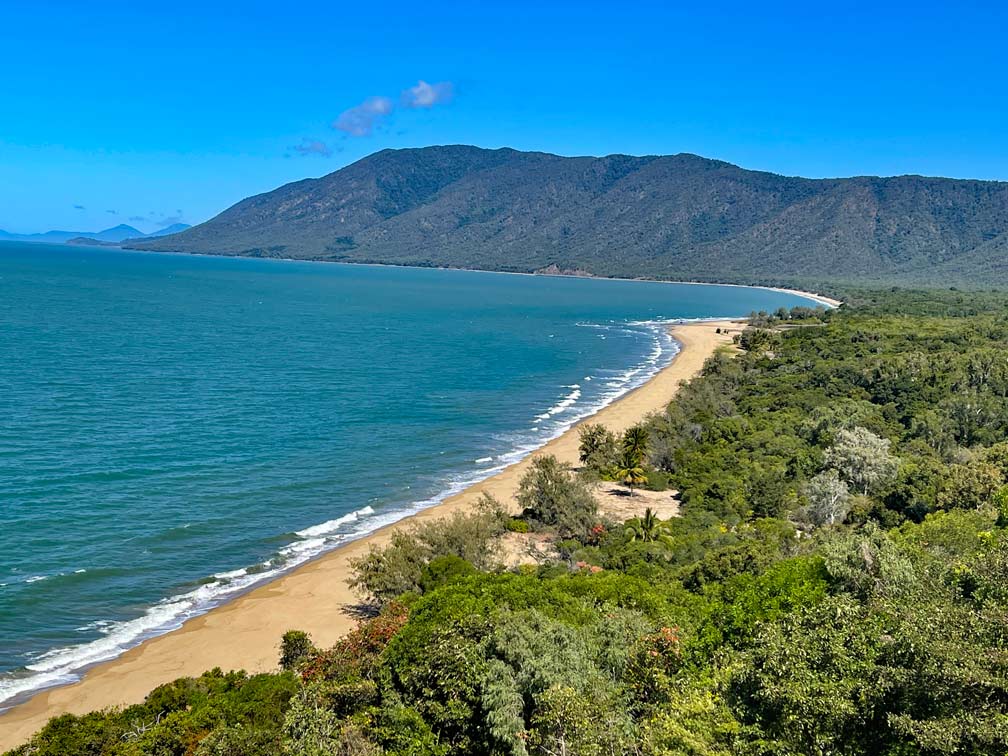 Route für den Roadtrip von Cairns nach Brisbane im Camper rex-lookout-captain-cook-highway-ausblick-ueber-strand-und-meer-urlaub-cairns