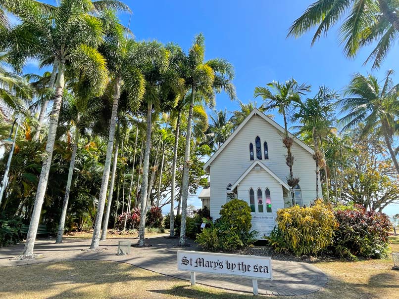 Route für den Roadtrip von Cairns nach Brisbane im Camper kirche-am-strand-inmitten-palmen-australien-cairns-brisbane