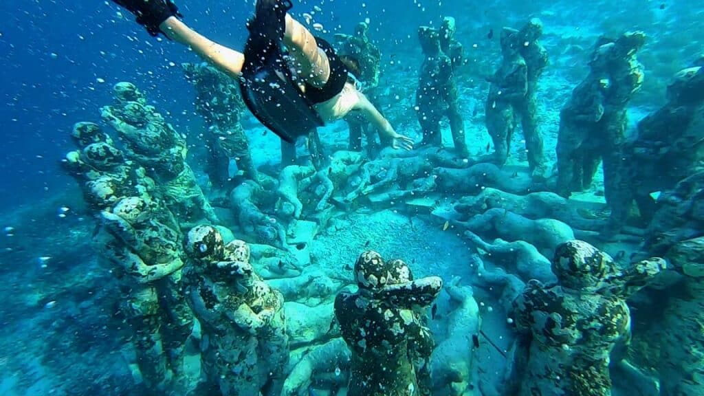 the bask unterwasserskulptur gili inseln schnorcheln