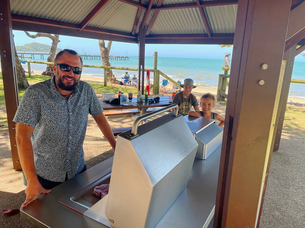 kostenloser BBQ Platz in Australien an einem Strand, Familie grillt dort