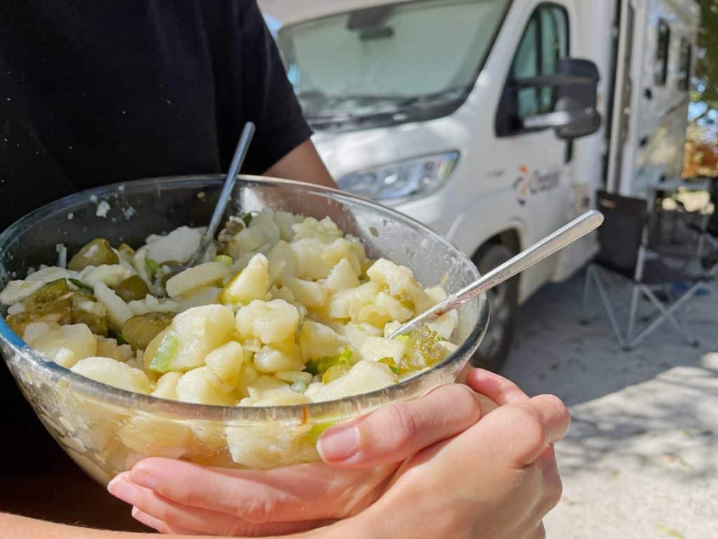 Kochen im Wohnmobil - 9 einfache Rezepte fĂźr die Camperreise kartoffelsalat-rezepte-wohnmobil-kochen-im-camper