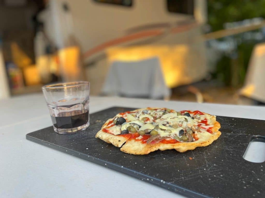 Kochen im Wohnmobil - 9 einfache Rezepte fĂźr die Camperreise rezepte-wohnmobi-urlaub-pfannenpizza-kochen-im-camper