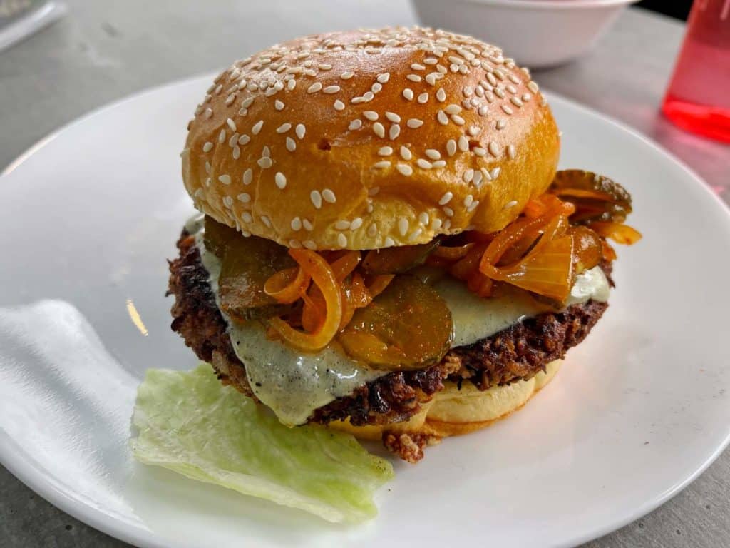 Kochen im Wohnmobil - 9 einfache Rezepte fĂźr die Camperreise vegetarischer-bohnen-burger-camperrezepte-urlaub-kochen-im-wohnmobil