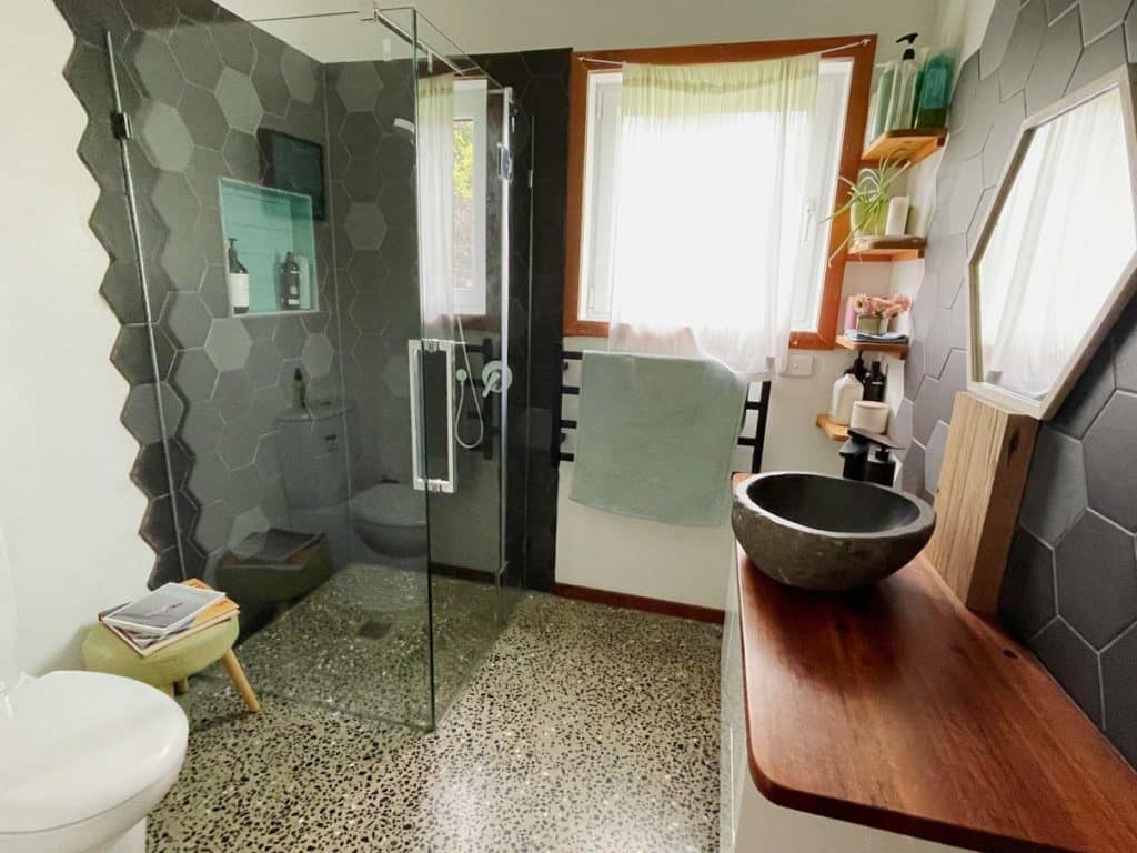 Australien: Camper oder Mietwagen? Erfahrungen und Tipps badezimmer-ferienhaus-australien-toilette,dusche,waschbecken