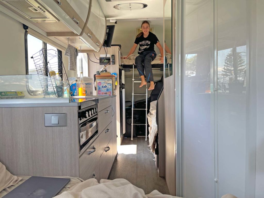 Australien: Camper oder Mietwagen? Erfahrungen und Tipps kind-sitzt-im-alkoven-wohnmobil-australien