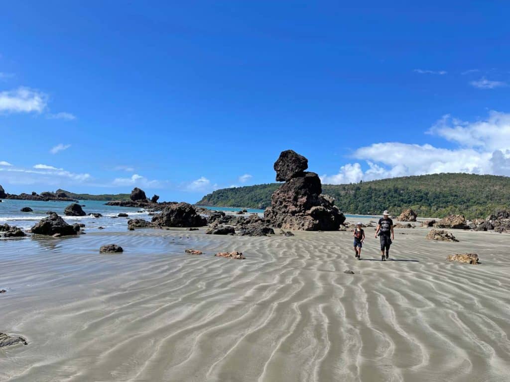 Australien: Camper oder Mietwagen? Erfahrungen und Tipps zwei-Kinder-spazieren-auf-dem-weißen-Strand-Australien-Ostkueste