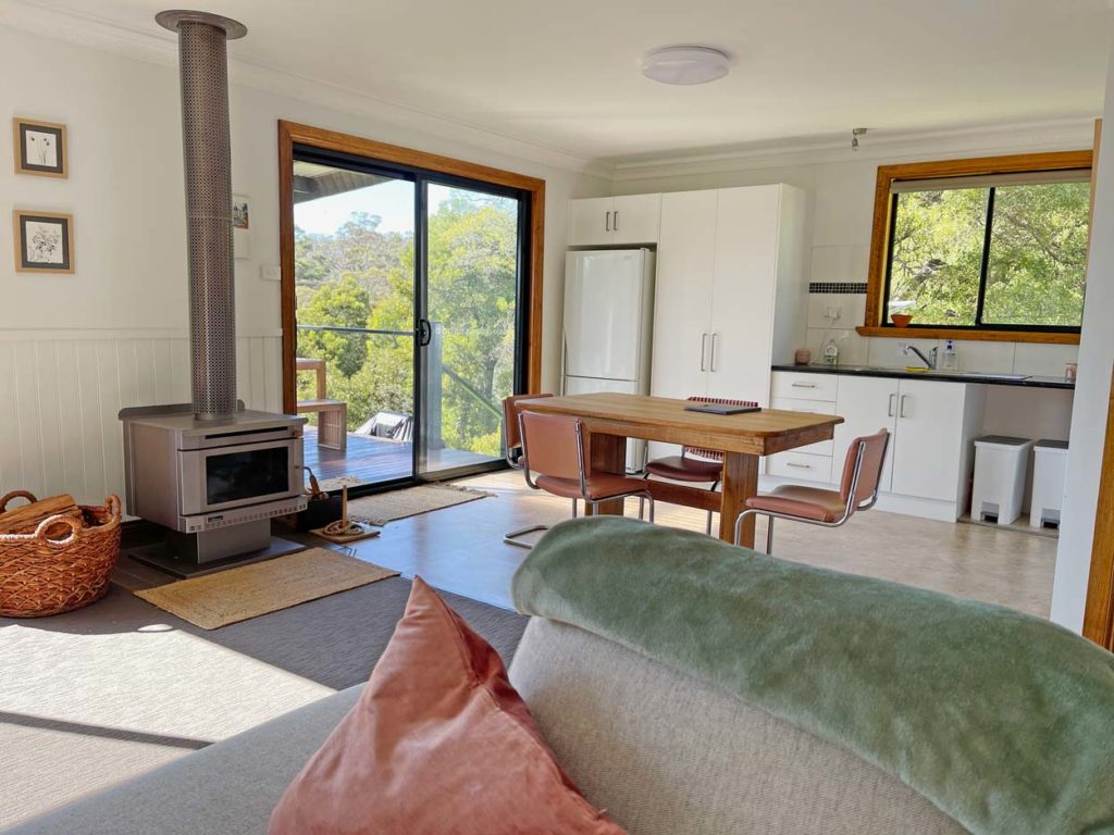 Australien: Camper oder Mietwagen? Erfahrungen und Tipps ferienhaus-australien-blick-von-der-couch-auf-kamin-und-kueche