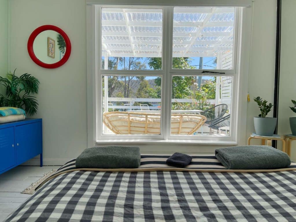 Australien: Camper oder Mietwagen? Erfahrungen und Tipps ferienhaus-australien-blick-aus-dem-bett-auf-die-helle-terrasse