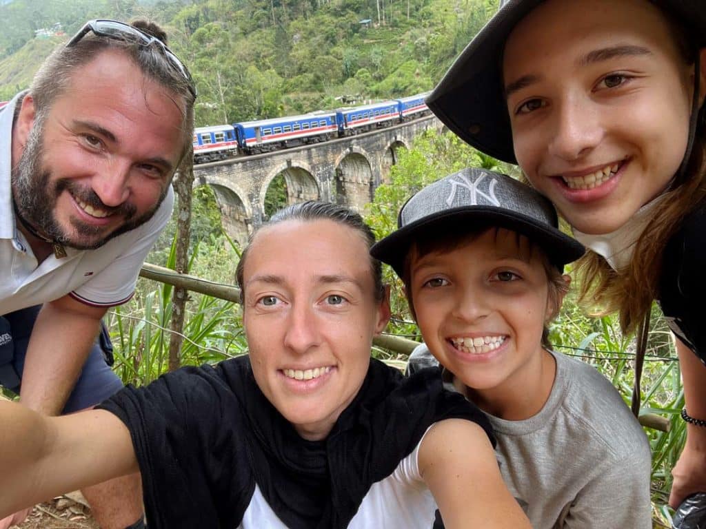 Fotoparade 2022 - die schönsten Bilder unseres Weltreisejahres familie-vor-zugbruecke-ella-sri-lanka