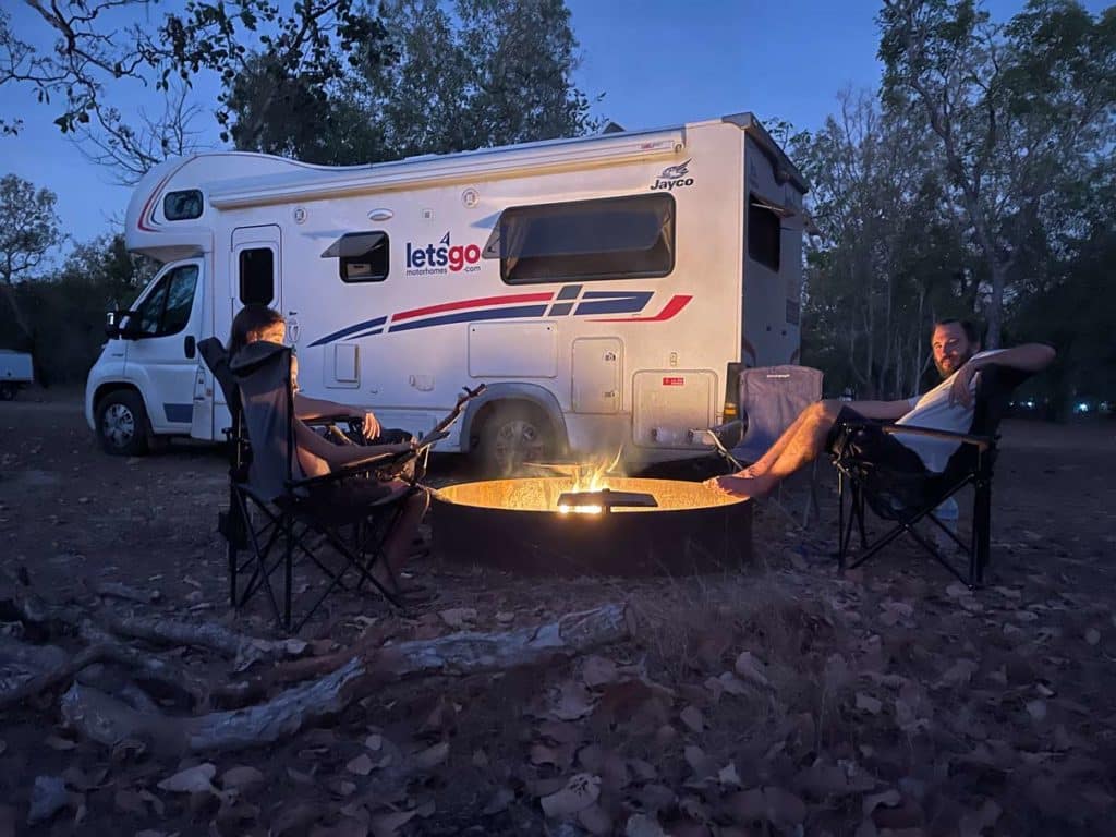 Australien: Camper oder Mietwagen? Erfahrungen und Tipps Familie-vor-wohnmobil-am-lagerfeuer-australien