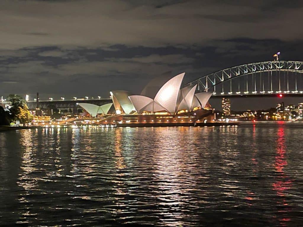 opernhaus-sydney-beleuchtet-nachts