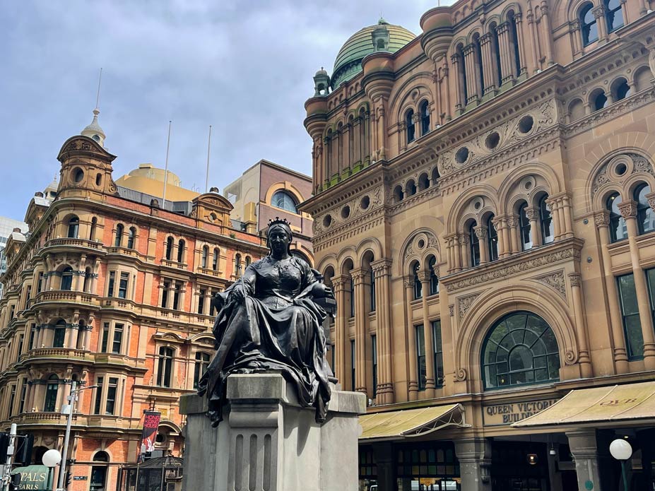 queen-victoria-building-sehenswuerdigkeiten-sydney-mit-kind-und-teenager