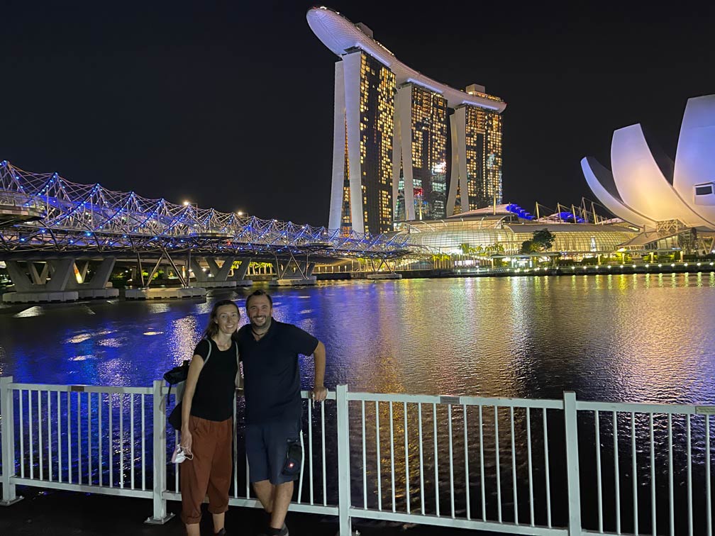 paar steht vor der dem marina sands bay in der dunkelheit in singapur