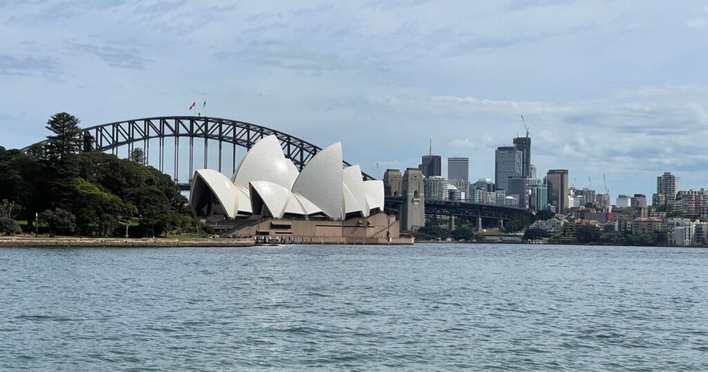 opernhaus in sydney, dahinter harbour bridge