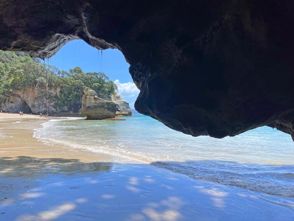 blick-aus-hoehle-auf-fels-smiling-sphinx-und-cathedral-cove