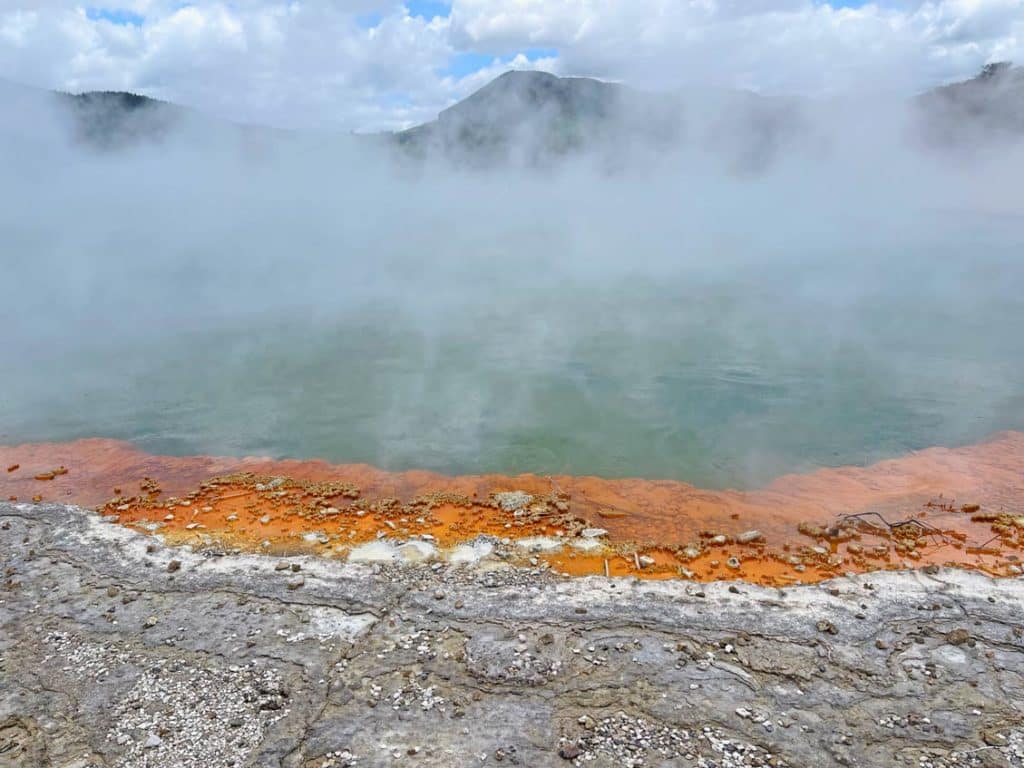 Route Nordinsel Neuseeland - 7 unvergessliche Highlights für euren Roadtrip mit Mietwagen oder Camper champagne-pool-wai-o-tapu-geothermal-park-sehenswuerdigkeit-rotorua-nordinsel-neuseeland-reiseroute