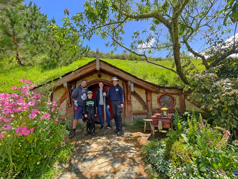 familie-vor-hobbithoehle-in-hobbiton-neuseeland-sehenswuerdigkeiten-nordinsel-kosten-weltreise