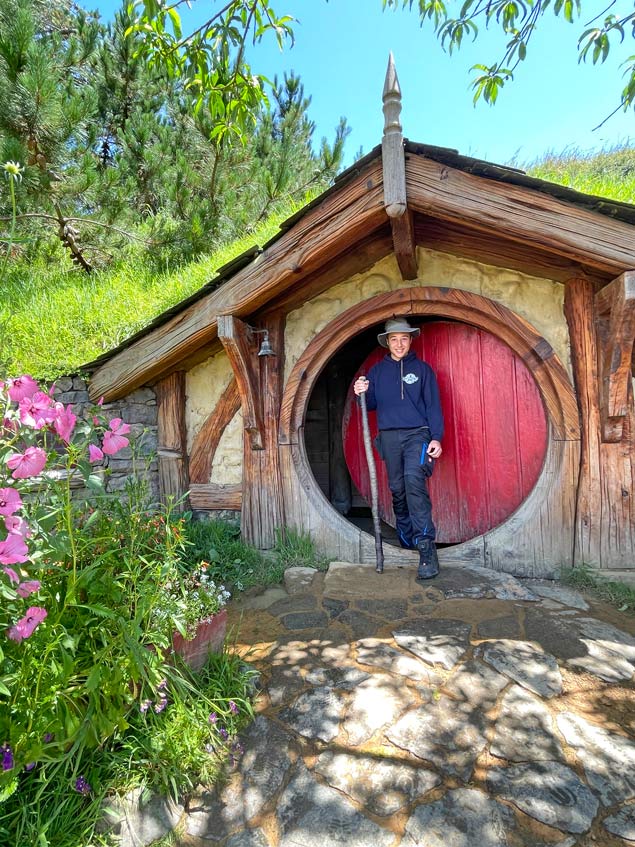 kind-steht-vor-hobbithoehle-reisebericht-hobbiton-neuseeland-nordinsel-herr-der-ringe-drehort