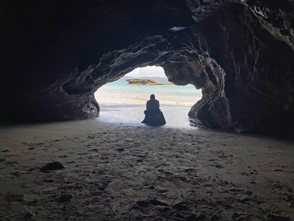 blick-aus-hoehle-am-strand-neuseeland