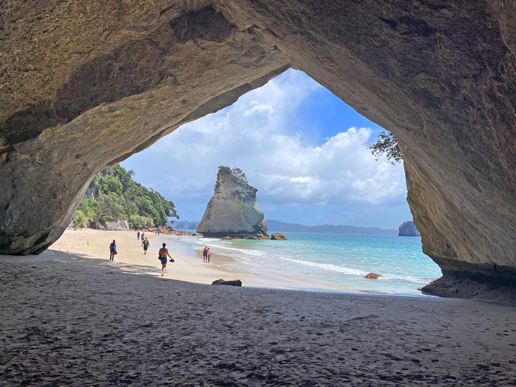 beliebter-fotospot-in-der-cathedral-cave-blick-auf-kalksteinfels-im-wasser