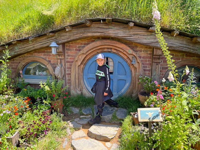 kind-vor-hobbithoehle-in-hobbiton-neuseeland