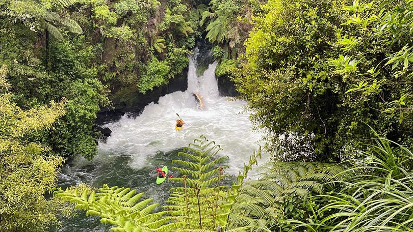 rafting-boot-auf-tutea-falls-hoechster-wasserfall-raften-neuseeland-okere-falls-track