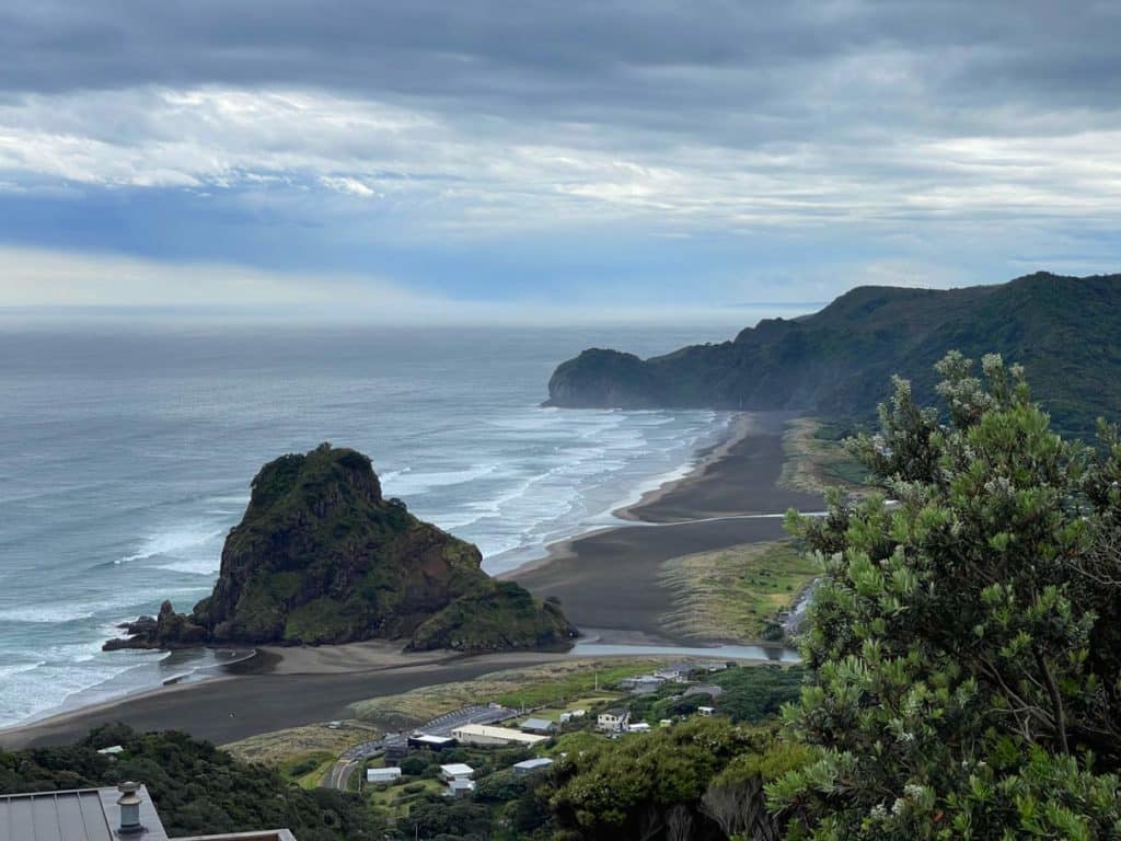 Route Nordinsel Neuseeland - 7 unvergessliche Highlights für euren Roadtrip mit Mietwagen oder Camper piha-beach-sehenswuerdigkeiten-nordinsel-neuseeland-schoenste-straende