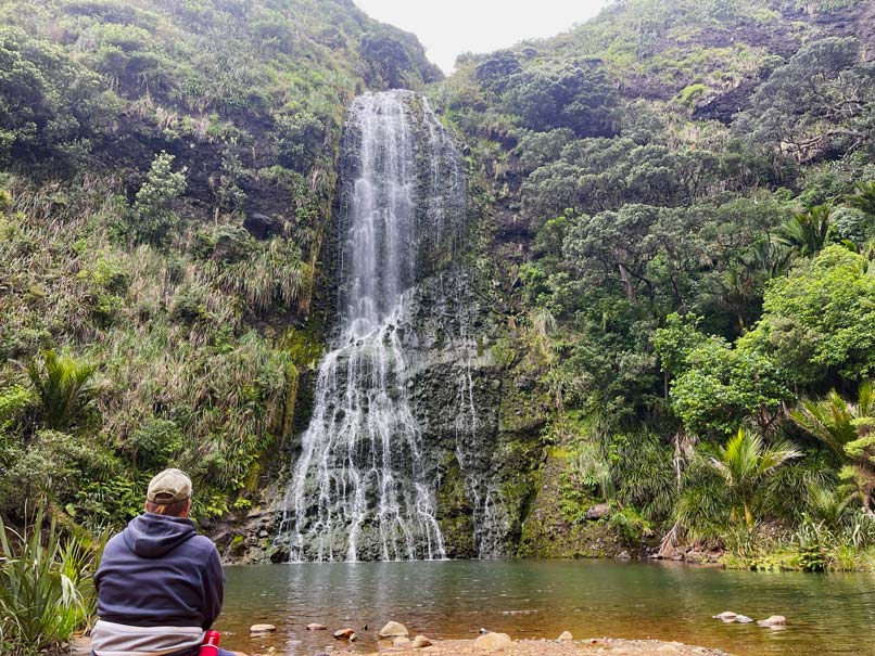Route Nordinsel Neuseeland - 7 unvergessliche Highlights für euren Roadtrip mit Mietwagen oder Camper route-nordinsel-neuseeland-mit-mietwagen-karekare-wasserfall