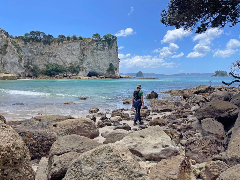 strandbucht-stingray-bay-kind-laeuft-am-strand-neuseeland-cathedral-cove-walk