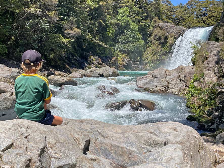 tawhai-falls-gollums-pool-herr-der-ringe-filmlocation-neuseeland-nordinsel-mit-kind