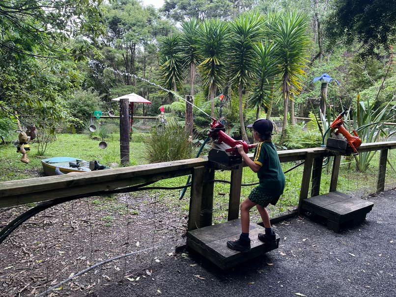 kind-spielt-wasserspritzpistole-im-the-waterworks-coromandel-neuseeland